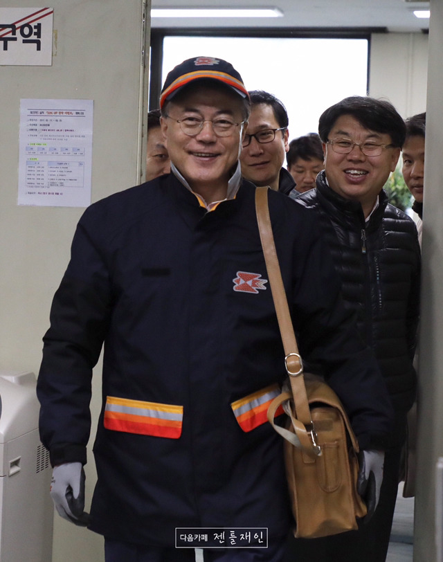 문재인 대표님 우체국 현장방문 및 집배원과의 대화 2017.02.21 | 인스티즈