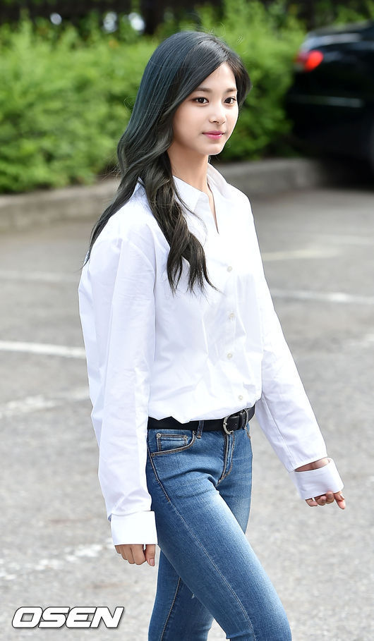 흰 셔츠 입고 출근한 쯔위.jpgif | 인스티즈
