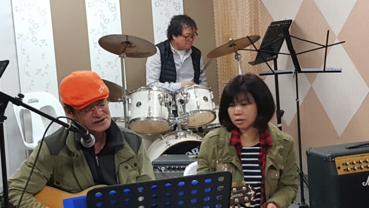 일하는베짱이 이미지