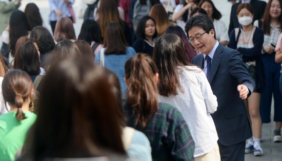 [유승민] 오늘자 이대에 간 유승민.jpg | 인스티즈