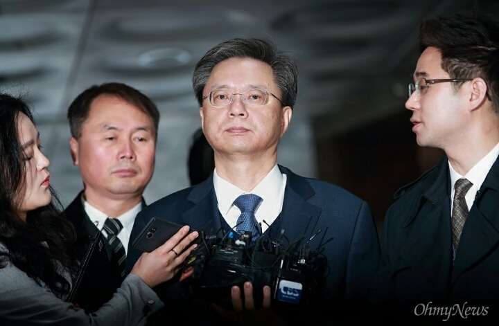 오늘자 우병우 법원 도착ㄷㄷㄷ | 인스티즈