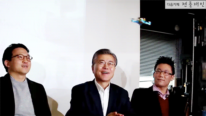 드론이랑 노는 애기같은 달님.gif | 인스티즈