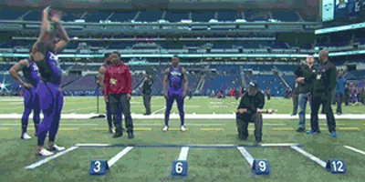 제자리 멀리뛰기 세계 신기록을 세운 NFL 선수......gif | 인스티즈