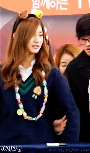 트와이스 쯔위한테 털리는 나연.gif | 인스티즈