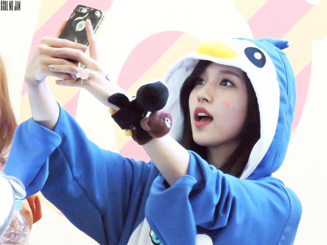 펭귄 모형에 열광하는 미나리 ㅋ | 인스티즈