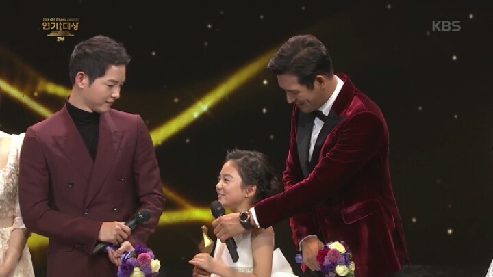 [KBS연기대상] 오지호와 베스트커플상 타러 나와서 송중기만 바라보는 아역배우 허정은.jpg | 인스티즈