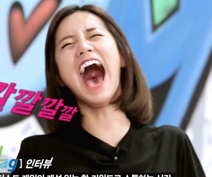 목구멍까지 보이게 웃는 혜리 | 인스티즈