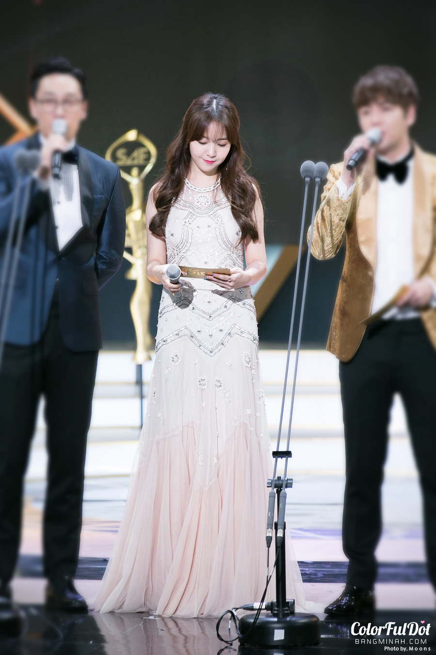 SBS연기대상 민아 혜리 직찍.jpgif | 인스티즈