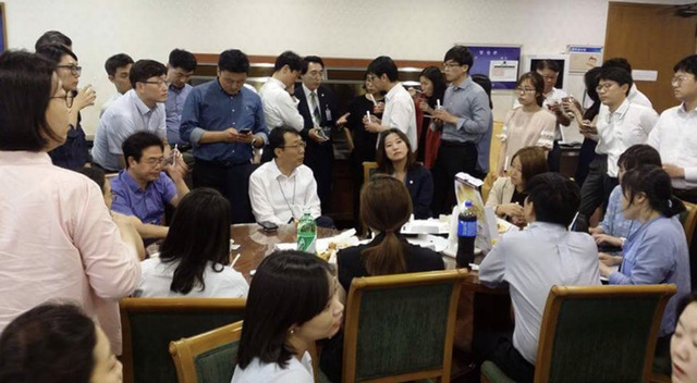 김정숙 여사님 오늘 청와대 출입기자들한테 화채 만들어주심 | 인스티즈