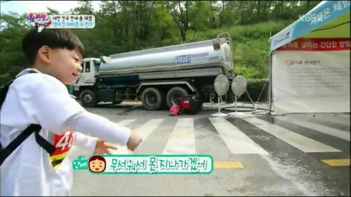 [슈퍼맨이돌아왔다] 무서워하는 만세를 데리러가는 민국이.jpg | 인스티즈