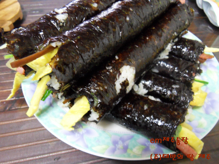 정말 끊임없이 들어가는 김밥.jpg | 인스티즈