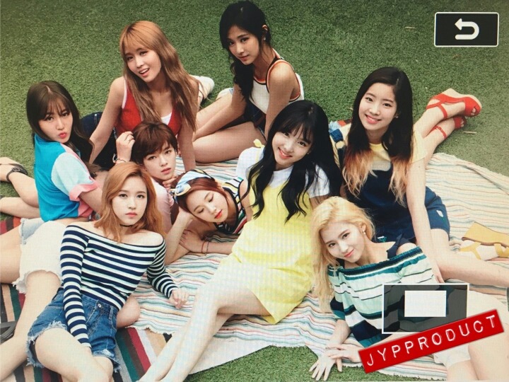 트와이스 잔디에서.jpg | 인스티즈