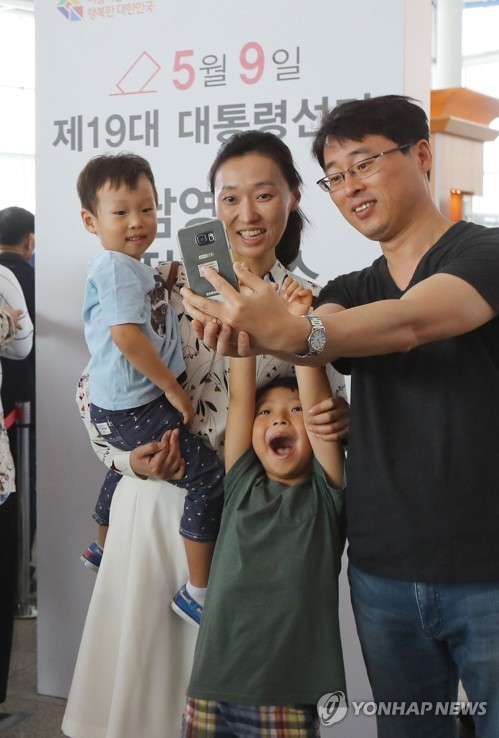 어린이날 부모님들 따라 투표장 온 아이들 .jpg | 인스티즈