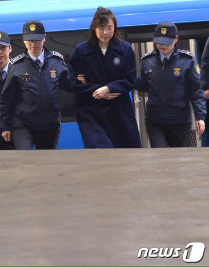 설날 푹 쉬고 특검에 출근한 조윤선 | 인스티즈