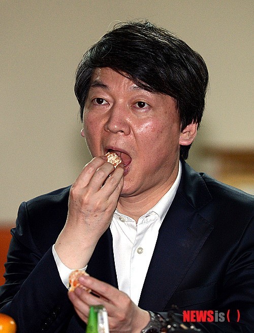 안철수 적극적인 먹방.JPG | 인스티즈