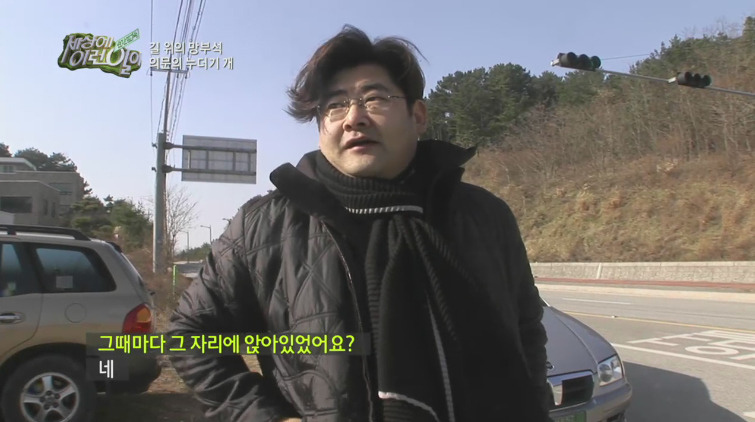 [세상에이런일이] 도로위에 망부석이 되서 주인을 기다리는 강아지.jpg | 인스티즈
