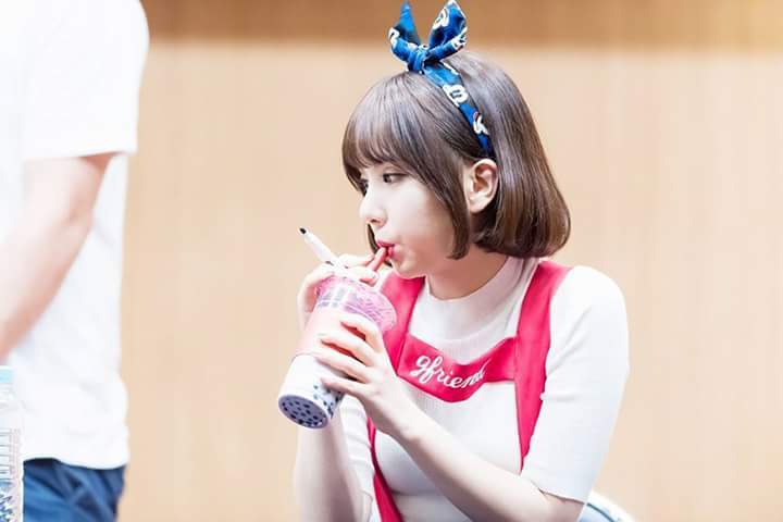 귀엽다고 난리인 고양이 망토 두른 여자친구 은하.jpg | 인스티즈