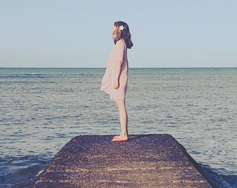 떨어져 살점으로 흩어지는 동안 그러나 너는 이상하게 내가 손을 넣고 살며시 기댄 사람이었다 | 인스티즈