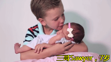 갓 태어난 여동생을 본 여섯 오빠들의 반응.gif | 인스티즈