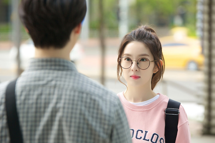 안경 쓴 여신.gif | 인스티즈