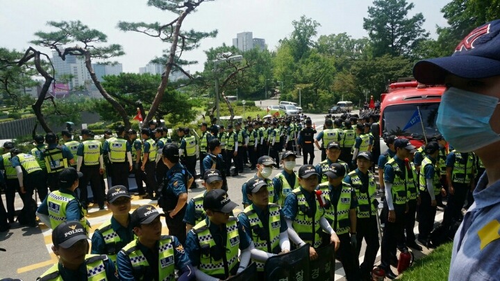 이화여대 미래라이프 반대 시위 경찰 투입 전후의 모습 및 미래라이프 반대자들에 대한 학교측과 교수들의 언급 +미래라이프사업에 대한 추가 설명 | 인스티즈