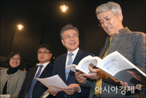 시각장애인을 위한 오디오 북 녹음하는 문재인 전 대표 | 인스티즈