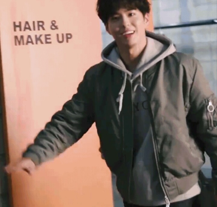 자기가 찍은 광고 사진 가져가는 박보검.gif | 인스티즈