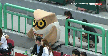 부엉이 인형옷이 신경쓰이는 귀여운 어린이.gif | 인스티즈