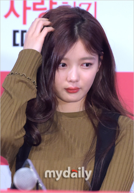오늘자 시사회 김유정 | 인스티즈