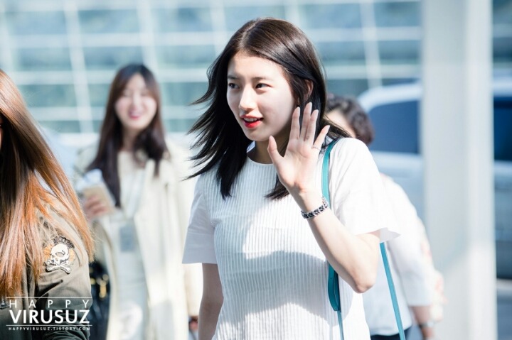 공항에서 만난 어머님이 사진 찍자니까 포즈 취하는 수지 | 인스티즈