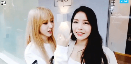 [마마무] 방송중에 리더 코딱지 파주는 동생ㅋㅋ.GIF | 인스티즈