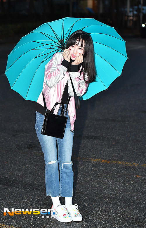 트와이스 채영이 직접 제작한 신발 신는 엔씨아 | 인스티즈
