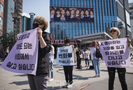 오늘자 강남역 사건 1주기 추모현장 | 인스티즈