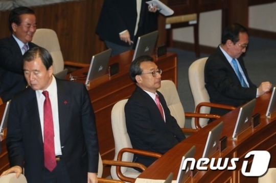 무소속 의원석 앉은 이정현 새누리당 전 대표 | 인스티즈