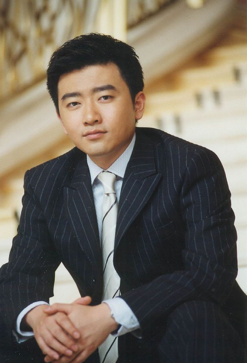 어머니뻘 고위간부 부인 20명과 불륜을 저지르며 거액의 재산을 축척한 중국 앵커.jpg | 인스티즈