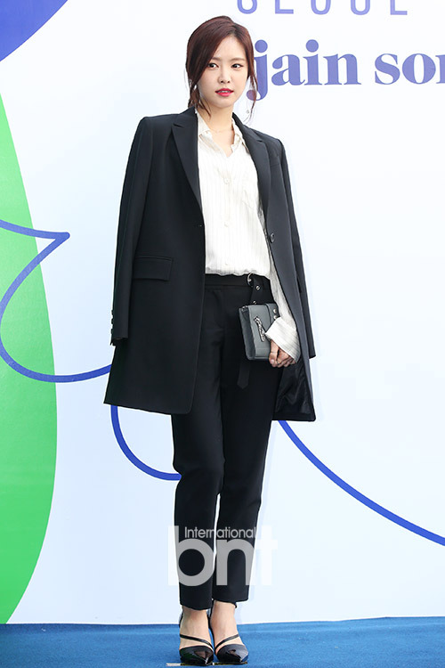 [에이핑크] 다시봐도 수트핏 정말 좋은 손나은.jpg.gif | 인스티즈