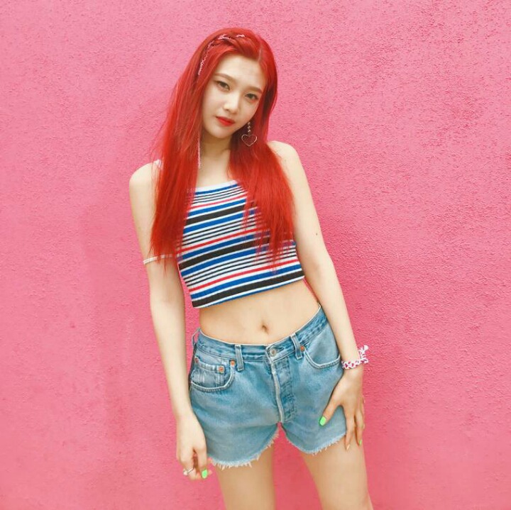 배꼽 노출한 조이 | 인스티즈