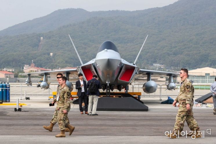[영상첨부] 오늘 처음으로 공개된 한국형 전투기"KFX"목업(실물 모형).jpg | 인스티즈