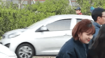 트와이스 팬미팅 중 사람들 시선을 강탈한 아저씨.GIF | 인스티즈
