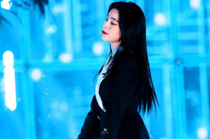 시상식에서 미모 폭격하고 다니는 아이린.jpg | 인스티즈