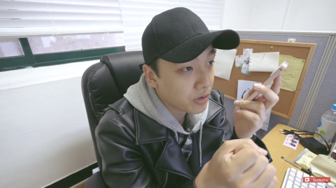 차에 탈때 강아지를 운전자가 안고 타거나 조수석에 아무런 장치 없이 태우면 도로교통법 위법 | 인스티즈