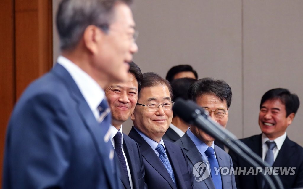 웃음짓는 문재인 대통령과 3실장.jpg | 인스티즈