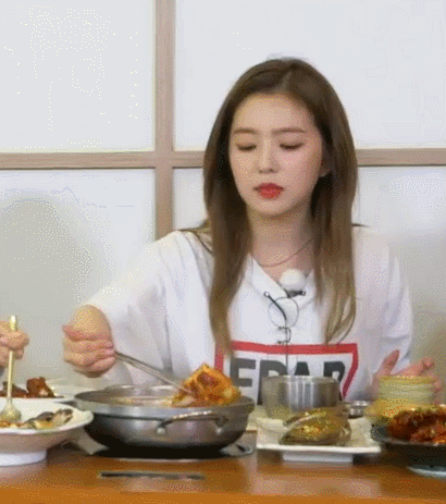 동생들 생선 살 발라주는 아이린.gif | 인스티즈