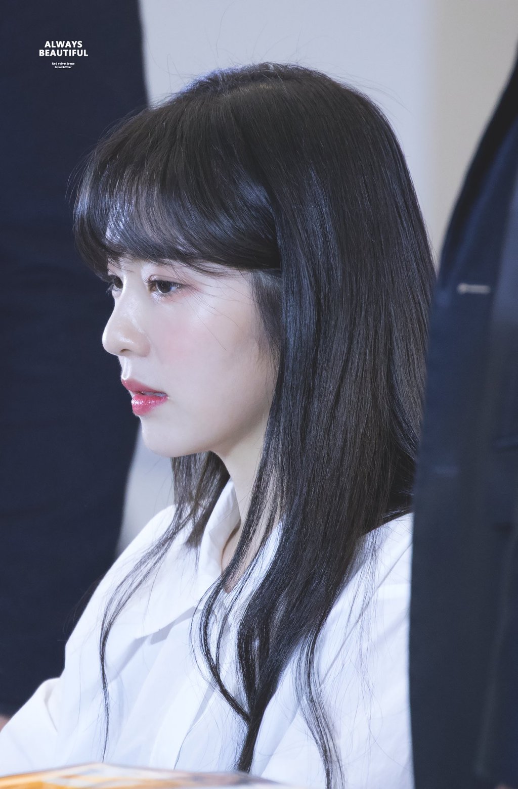 가오나시를 보고 당황한 아이린.gif | 인스티즈