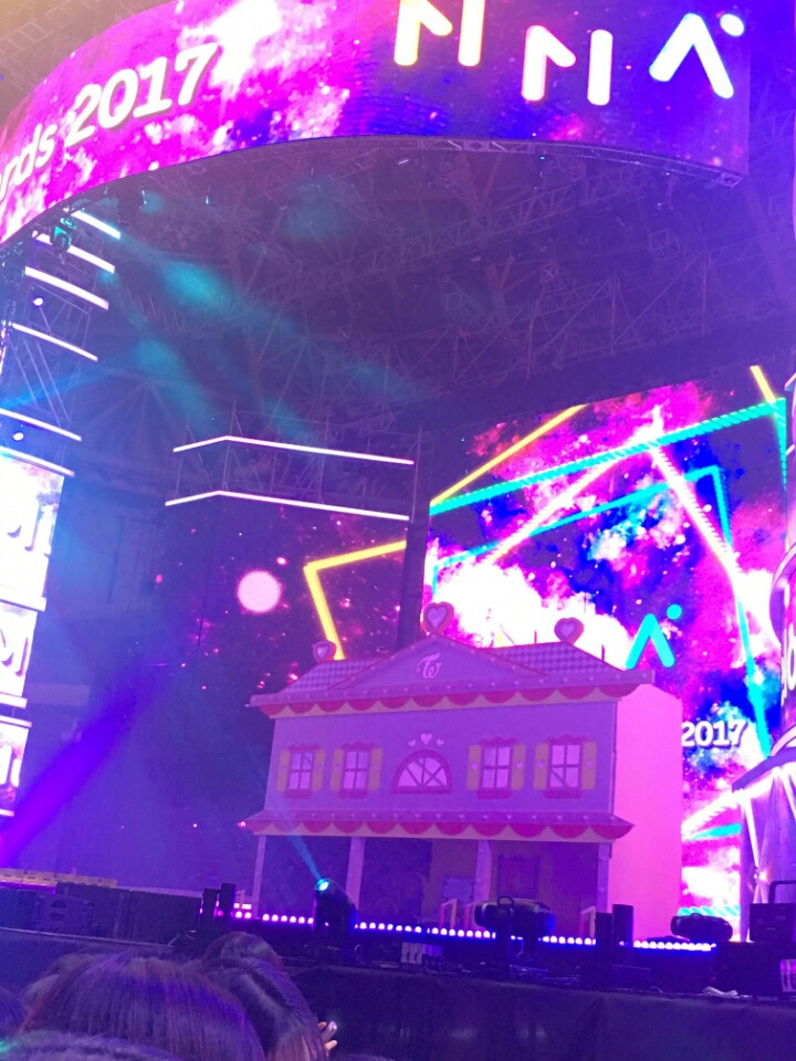 잠시후 멜론뮤직어워드 트와이스 무대 세트.jpg | 인스티즈