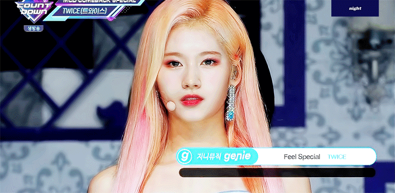 여전히 사람홀리는 사나의 눈빛ㄷㄷㄷ.gif | 인스티즈