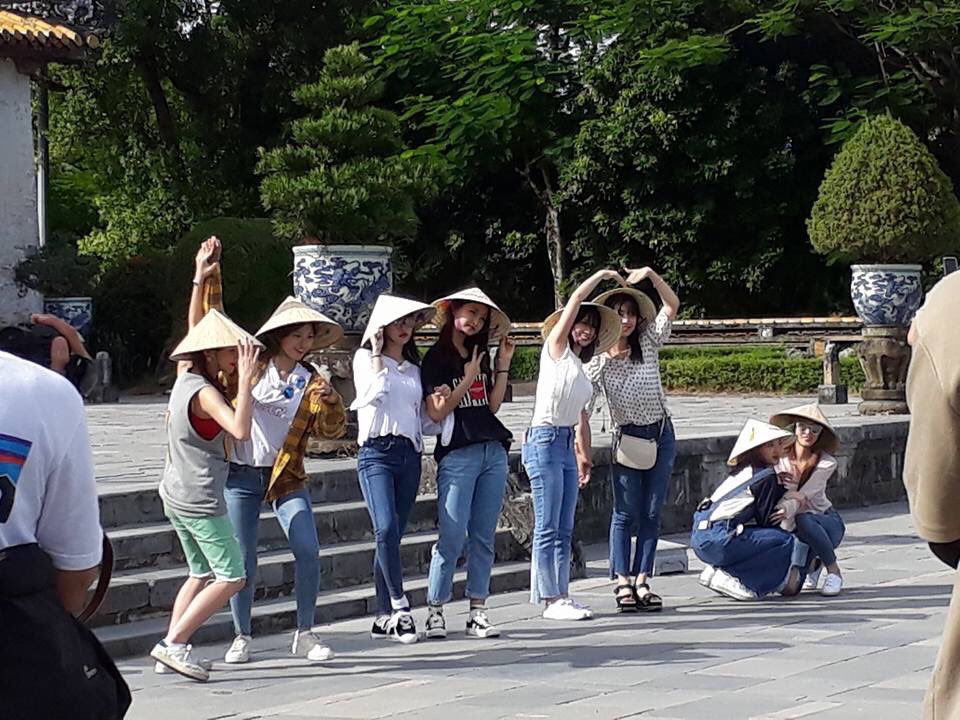 베트남 전통 모자 쓴 트와이스 멤버들.jpg | 인스티즈