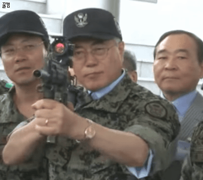 문재인대통령 자격자세 훈련사진.JPG GIF ..ㄷㄷㄷ | 인스티즈
