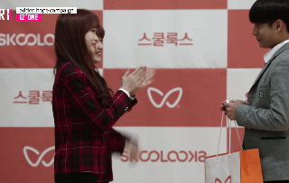 아이즈원 악수에 포옹까지 충격.gif | 인스티즈