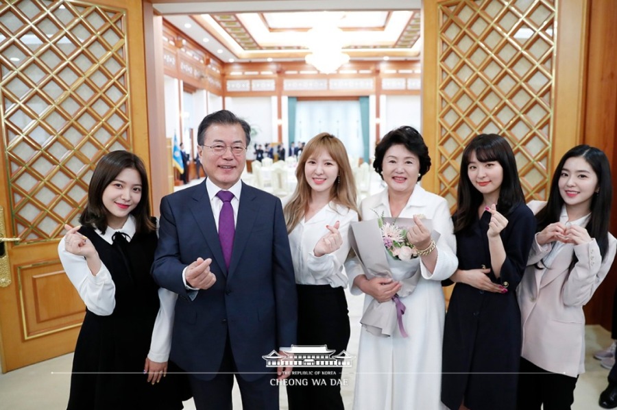 청와대 홈마가 찍은 문재인 대통령 부부와 레드벨벳 기념촬영 | 인스티즈